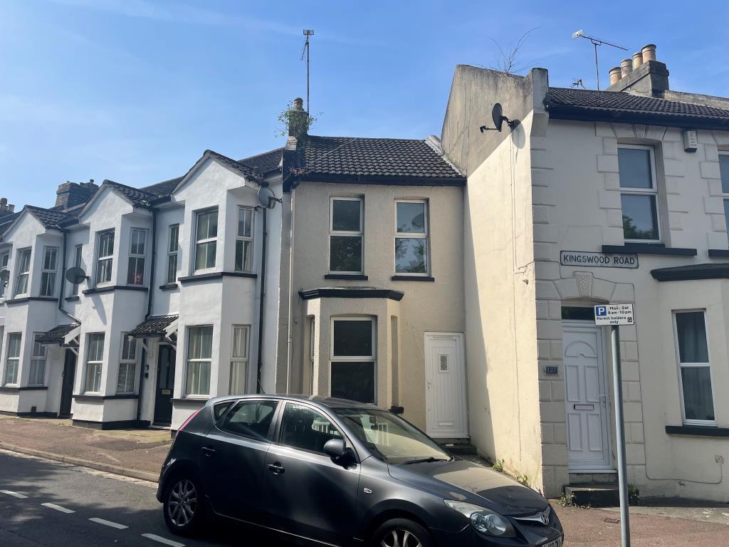 Lot: 138 - WELL PRESENTED MID-TERRACE HOUSE - Mid terrace house
